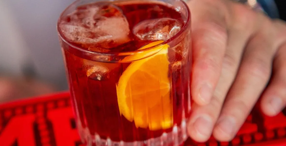 Pro porovnání třeba klasické Negroni, což znamená gin, červený vermut a Campari. Protože, jak sám Milan Zaleš říká, není Negroni bez Campari | Foto: VisitChef.com